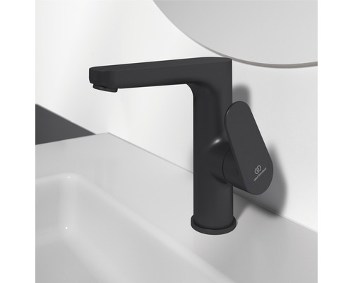 Schwarze Waschtischarmatur vor Waschbecken