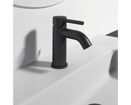 Schwarzer Waschtischmischer auf einem Waschbecken