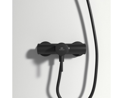 Brausearmatur zur Wandmontage mit Ideal Standard Logo