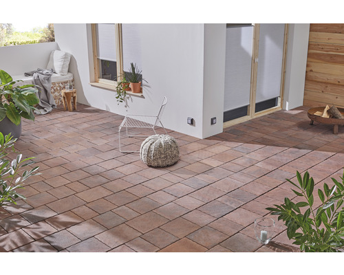 Terrasse mit Pflastersteinen, Sitzgelegenheiten und Dekoration