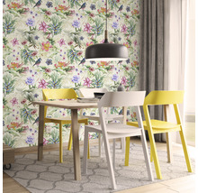 Esszimmer mit Esstisch, Stühlen und floraler Tapete