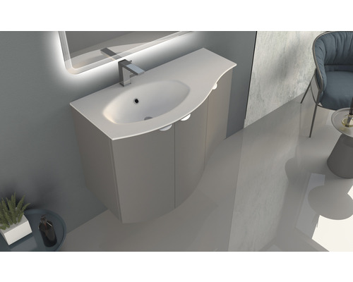 Modernes Badezimmer mit Waschbeckenunterschrank und beleuchtetem Spiegel.