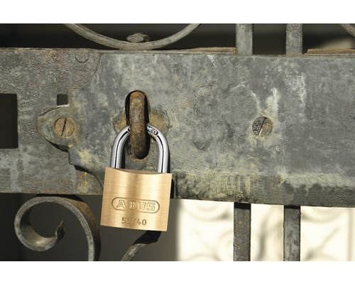 ABUS Vorhängeschloss an einem Metallgitter befestigt