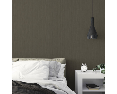 Schlafzimmer mit Bett, Nachttisch und brauner Tapete