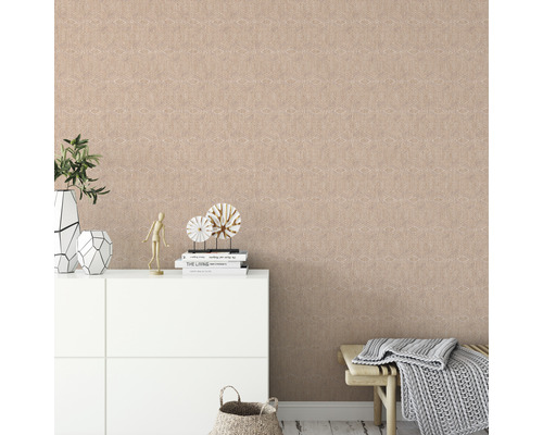 Raumansicht mit gemusterter Tapete, Kommode und Sitzbank