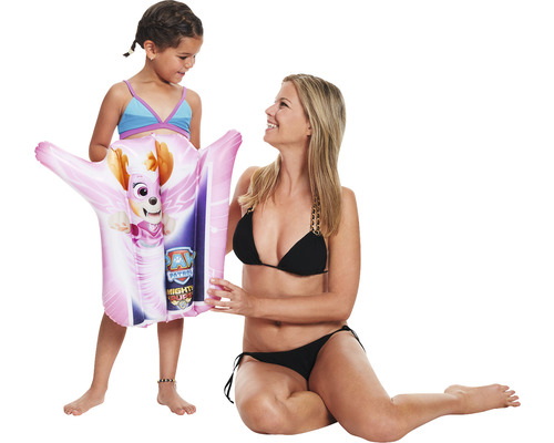 Mädchen mit Schwimmweste im Paw Patrol Design und Frau im Bikini