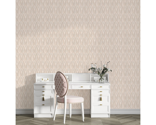Szene mit gemusterter Tapete, weißem Schminktisch und Stuhl