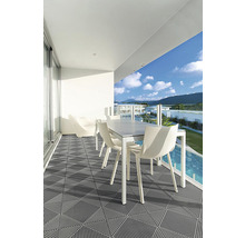 Balkon mit Terrassenfliesen, Tisch und Stühlen