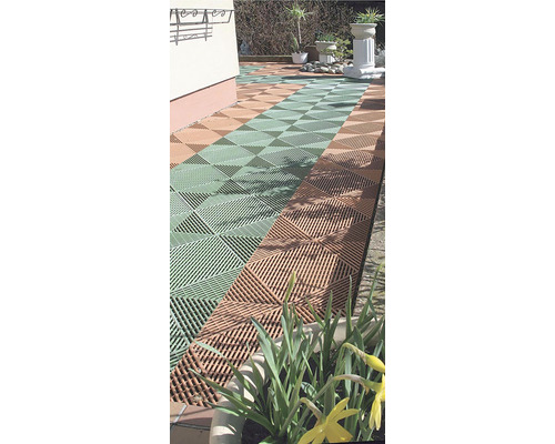 Verlegte Terrassenfliesen im Außenbereich