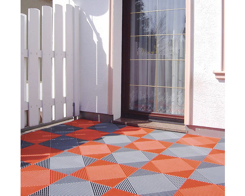 Verlegte Bodenfliesen im Außenbereich vor einem Haus