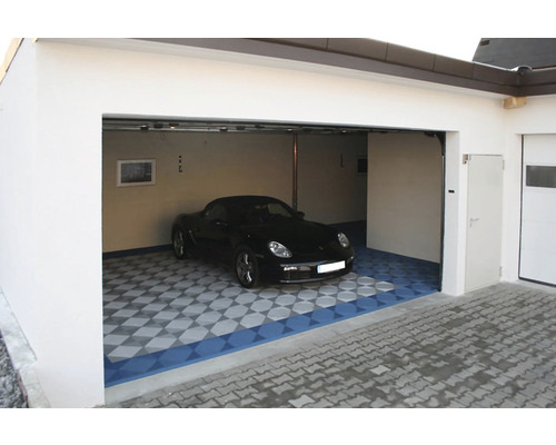 Garage mit Auto und Fliesenboden