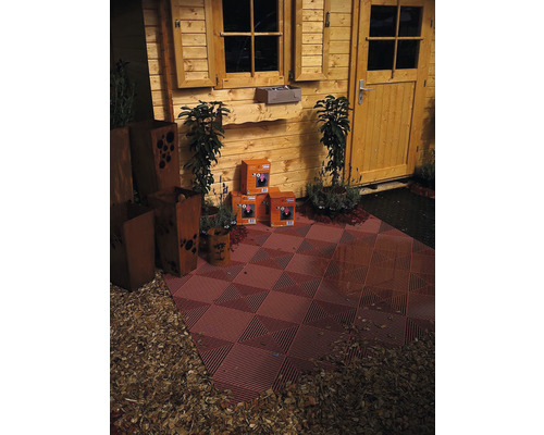 Szene mit einem Gartenhaus, Pflanzkübeln und Terrassenfliesen