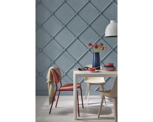 Esszimmer mit Esstisch, Stühlen, Blumenvase und Wandpaneelen