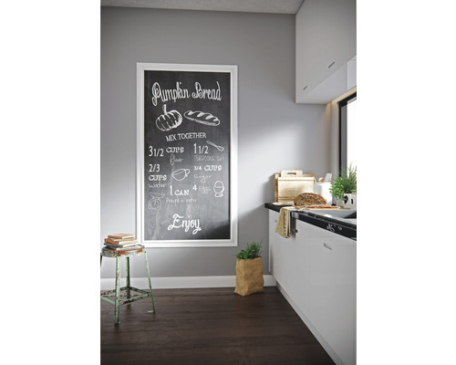 Helle Küche mit Wandtafel, Hocker und Küchenzeile
