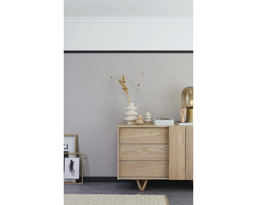 Wohnzimmer mit Kommode, Dekoration und Lampe.