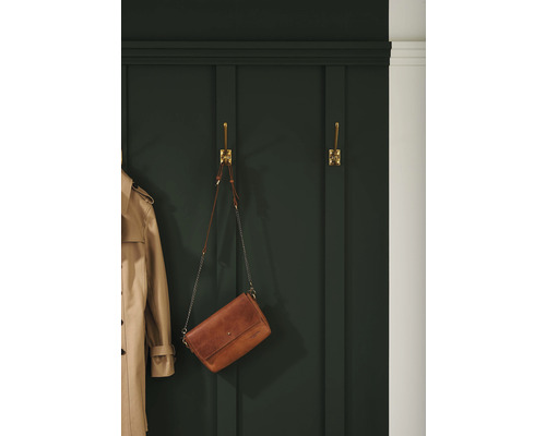 Garderobe mit Jacke und Tasche an goldenen Haken