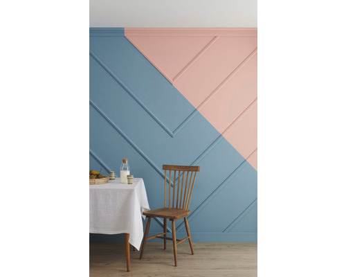 Esszimmer mit Holzstuhl, Tisch mit Obst und Wandgestaltung