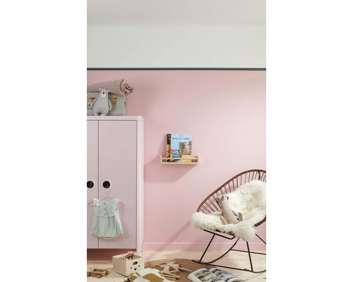 Kinderzimmer mit Schrank, Schaukelstuhl und Spielzeug