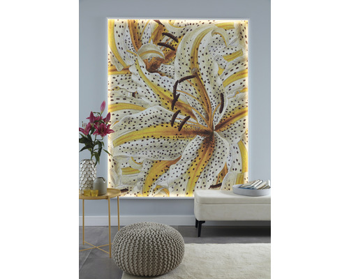 Dekoratives Wandbild mit floralem Muster in einem modern eingerichteten Wohnraum.
