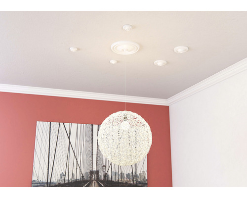 Decke mit Zierleisten, Rosetten und einer Kugel-Lampe