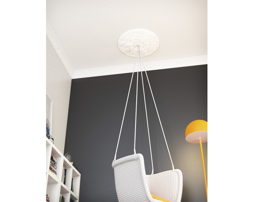 Deckenrosette mit Hängesessel in einem Zimmer