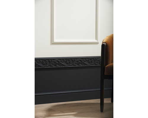 Wandpaneel mit Zierleisten und Stuhl im Interieur