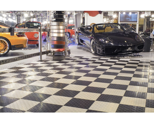 Schachbrettartiger Bodenbelag mit mehreren Sportwagen