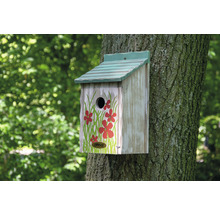 Vogelhaus mit Blumenmuster an einem Baum