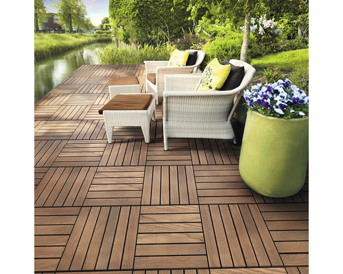 Terrasse mit Holzfliesen, Rattansesseln und Blumentopf