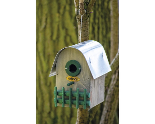 Vogelhaus mit Metalldach hängt an einem Baum