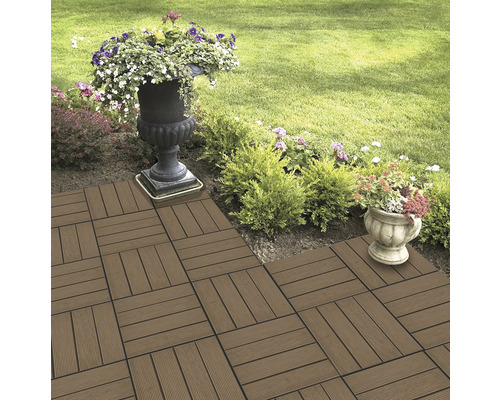 Verbundfliesen auf einer Terrasse mit Pflanzenkübeln und Rasen im Hintergrund