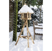 Vogelhaus aus Holz mit Ständer im verschneiten Garten