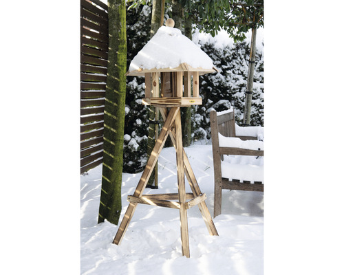 Vogelhaus aus Holz mit Ständer im verschneiten Garten