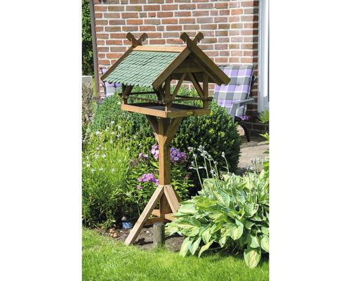 Vogelhaus aus Holz mit Ständer im Garten