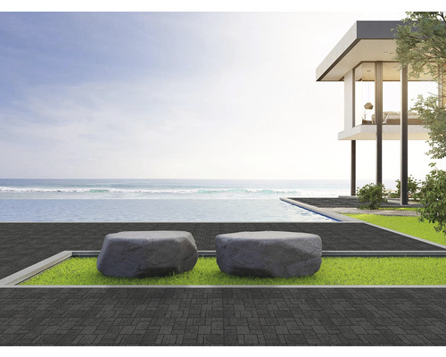 Außenbereich mit zwei Steinsitzmöbeln, Pool und modernem Haus am Meer