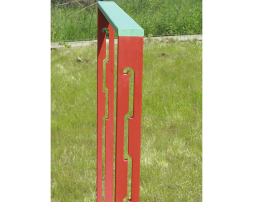 Dekorative Gartenstele aus Holz mit Aussparungen