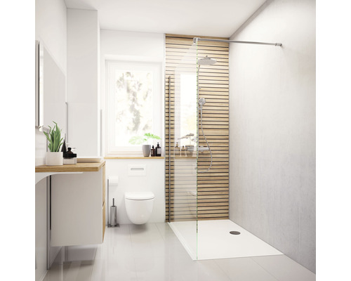 Duschrückwand BREUER Dekor Scandi horizontal 100 x 210 cm Badezimmer mit Dusche, Waschtisch, Toilette und Fenster.