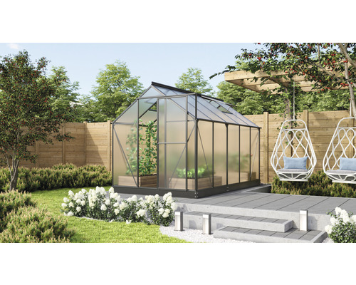 Gewächshaus im Garten mit Pflanzen, Holzzaun und Hängesessel