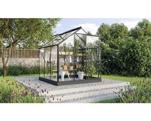 Gewächshaus mit Pflanzen auf einer Gartenterrasse