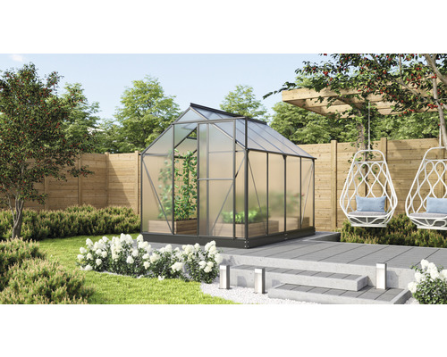 Gewächshaus im Garten mit Pflanzen in Pflanzkästen