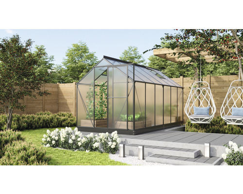 Gewächshaus im Garten mit Pflanzen, Sitzgelegenheiten und Rasenfläche