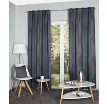 Wohnzimmer mit Vorhängen, Stuhl, Lampe und Tischen