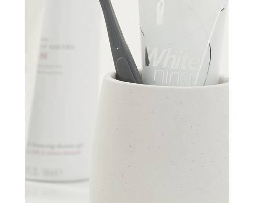 Zahnbürste, Zahnpasta und Behälter im Badezimmer