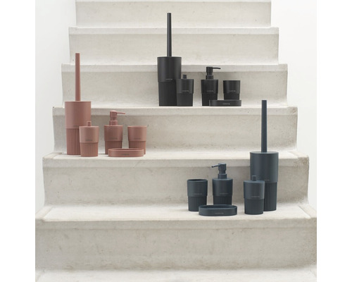 Verschiedene Badezimmeraccessoires-Sets auf einer Treppe.