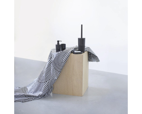 Schwarzes Badezimmer-Zubehörset mit Seifenspender, Becher, Toilettenbürste und Seifenschale auf einem Holzwürfel mit gestreiftem Tuch.