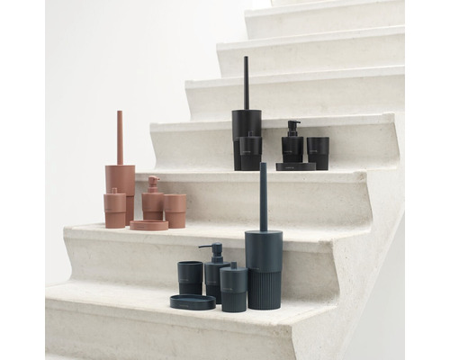 Verschiedene Badezimmer Accessoires Sets auf Treppenstufen