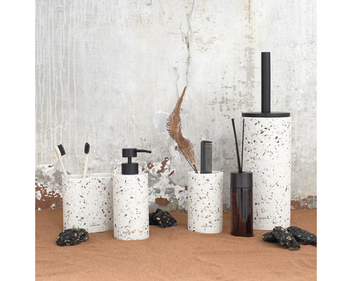 Badezimmer-Set mit Seifenspender, Zahnputzbecher, WC-Bürste und Aroma Diffuser im Terrazzo-Design
