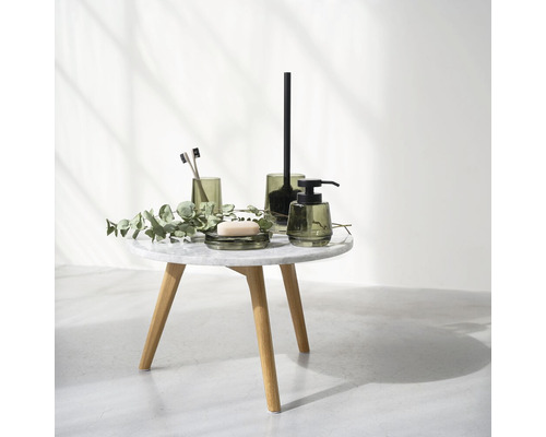 Badezimmer-Accessoire-Set mit Seifenspender, Seifenschale, Zahnbürstenhalter und Toilettenbürste auf einem Tisch