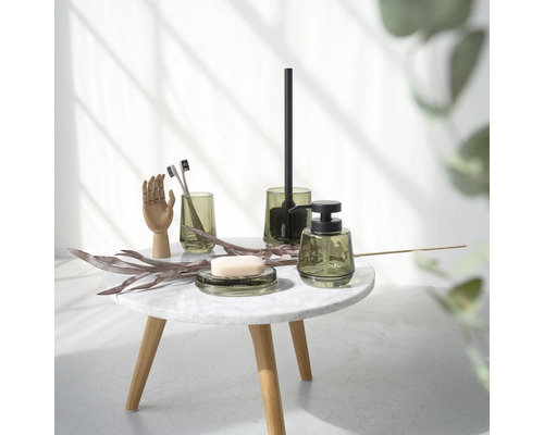 Badezimmer-Set aus Glas mit Seifenspender, Seifenschale, Zahnputzbecher und WC-Garnitur auf einem Tisch