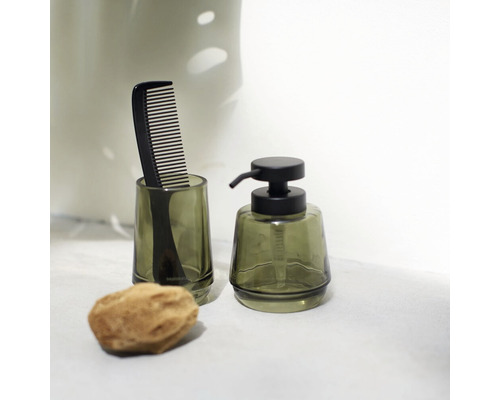 Seifenspender und Becher mit Kamm aus Kunststoff